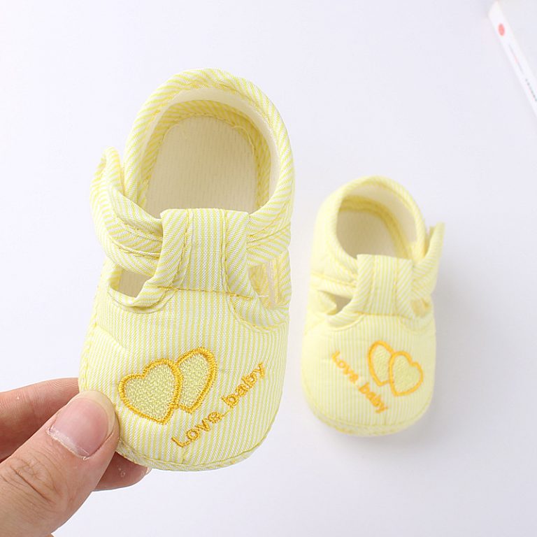 Lovely hearts newborn shoes - Image 3